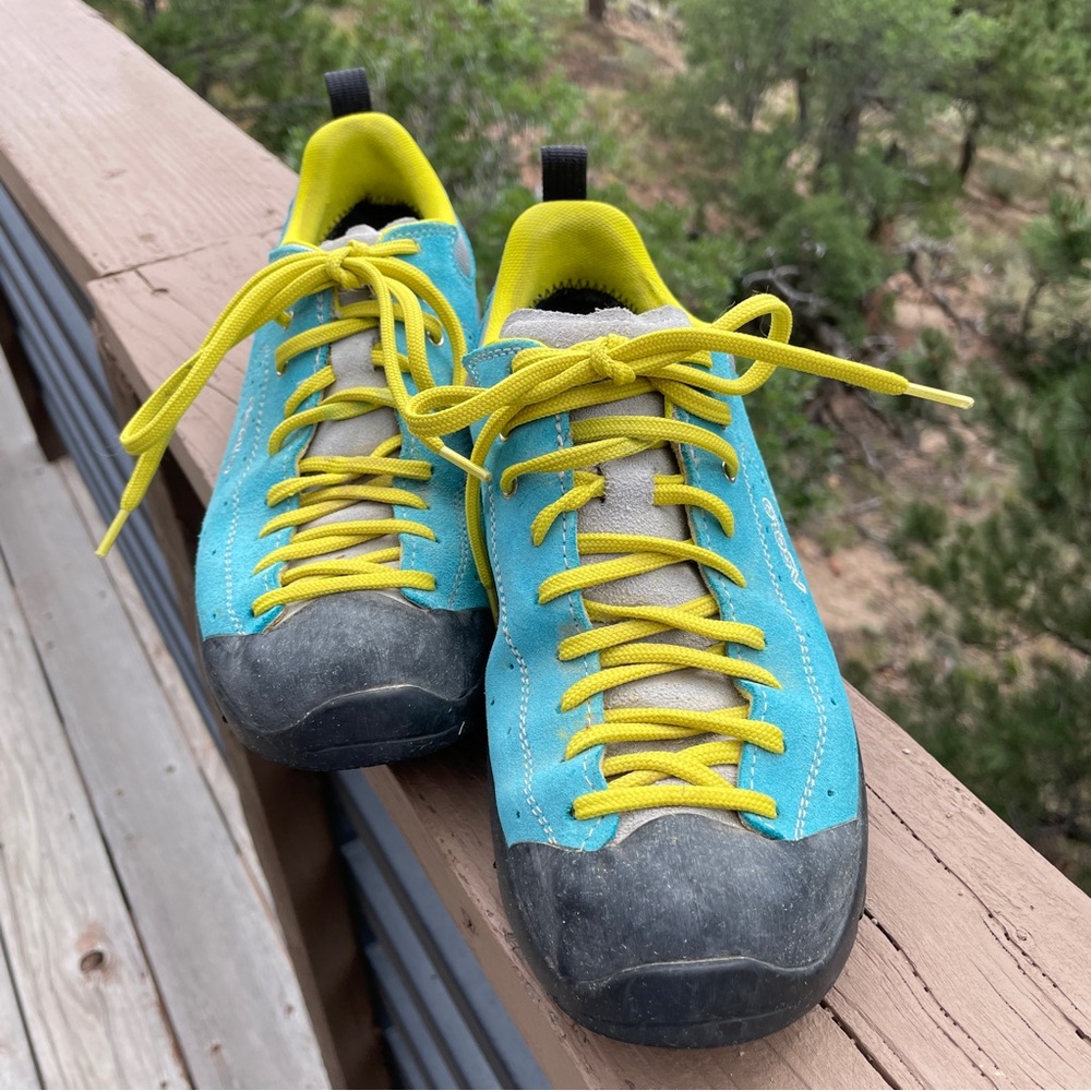 EUC Asolo turquoise ladies hiking shoes, size 7.5